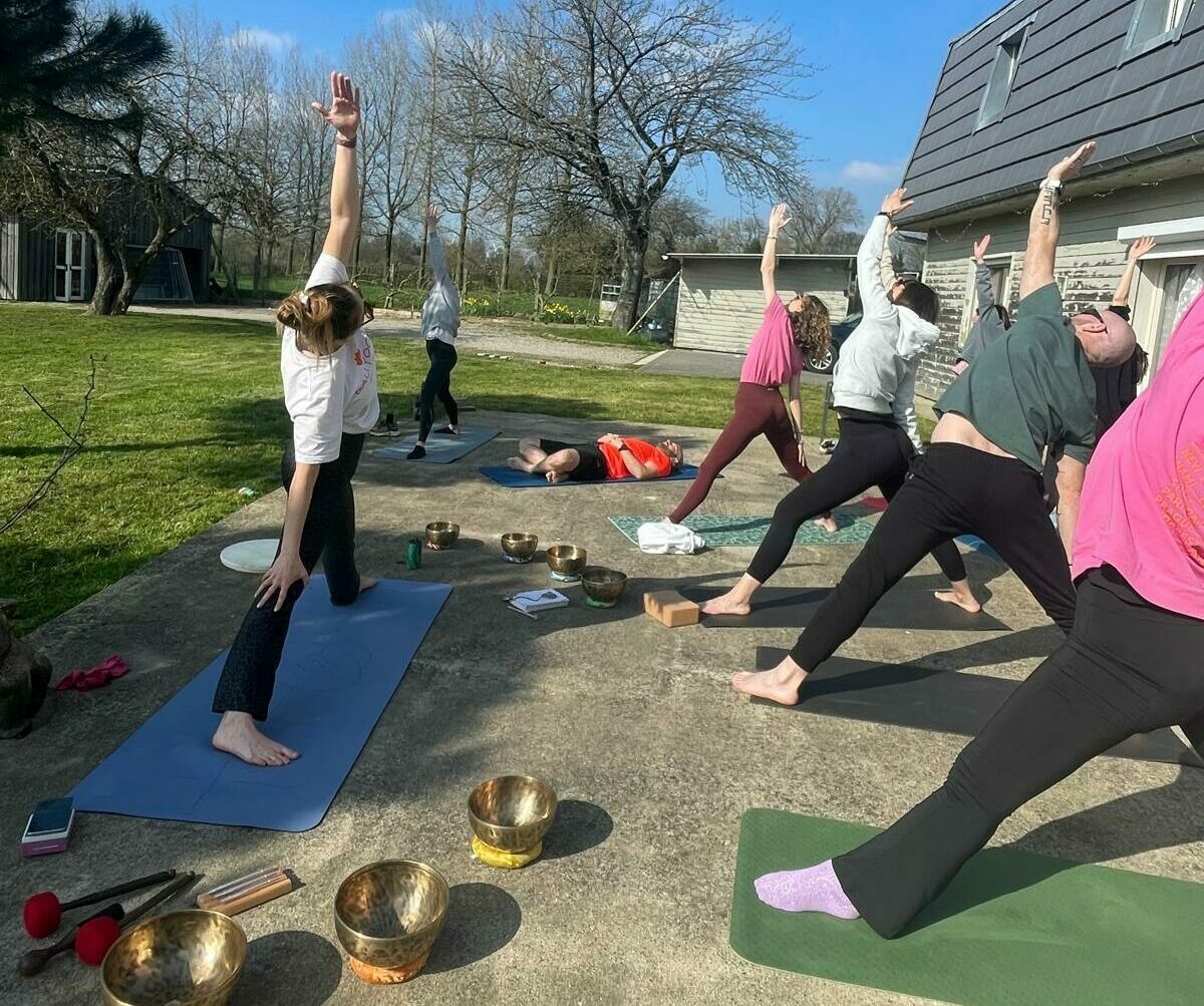 Yoga flow groupe en extérieur